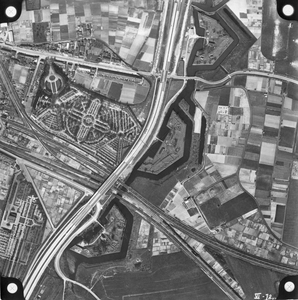 407485 Verticale luchtfoto van het Fort Lunetten met de Rijksweg 22 (later de Waterlinieweg) te Utrecht. Linksboven de ...
